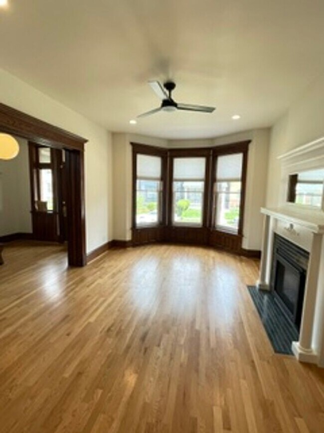 Building Photo - Large tri-level home in excellent condition.  4+ bedrooms, 3.5 bathrooms.