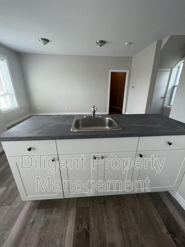 Building Photo - 164 Stewart St