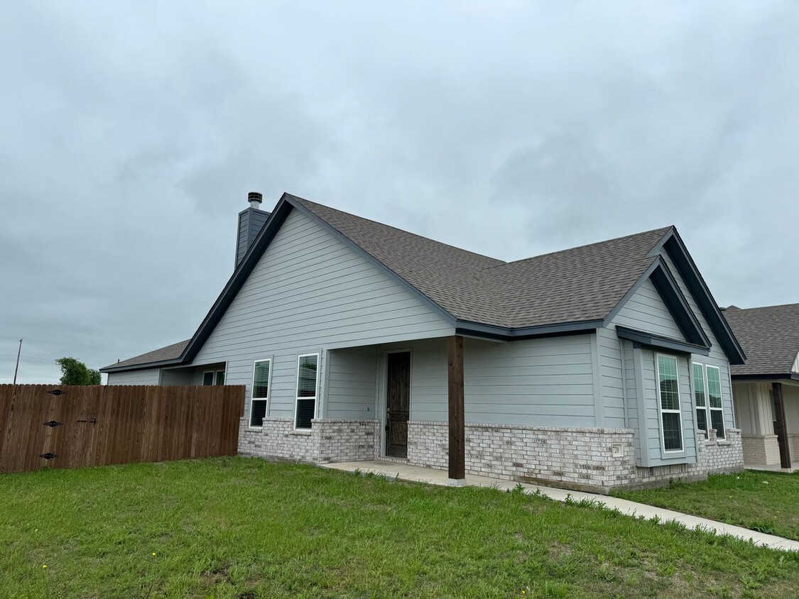 Primary Photo - Large FENCED backyard - COZY HOME with fir...