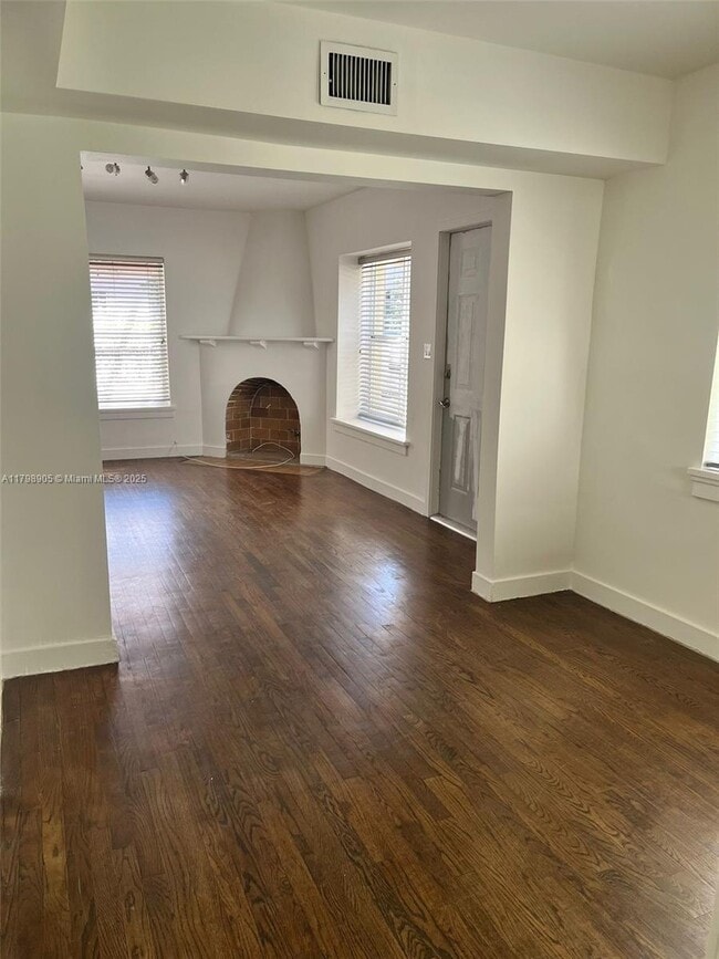 Building Photo - 833 W 39th St