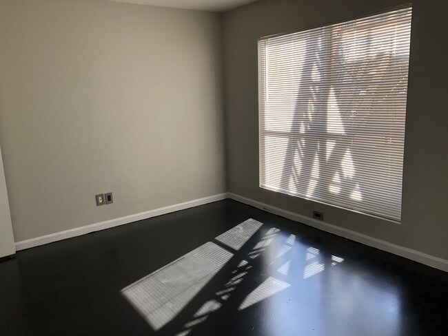 Foto del edificio - 718 N Poplar St