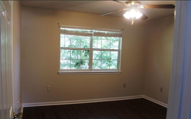 Building Photo - 806 Jessica Ln