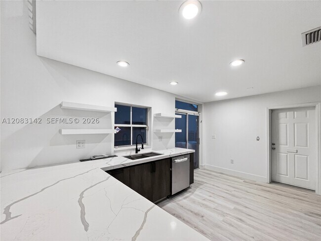 Building Photo - 3215 N 36th Ave