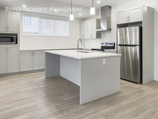 Photo du bâtiment - INCREDIBLE 3 BEDS, 2.5 BATHS TOWNHOUSE | PETS ALLOWED