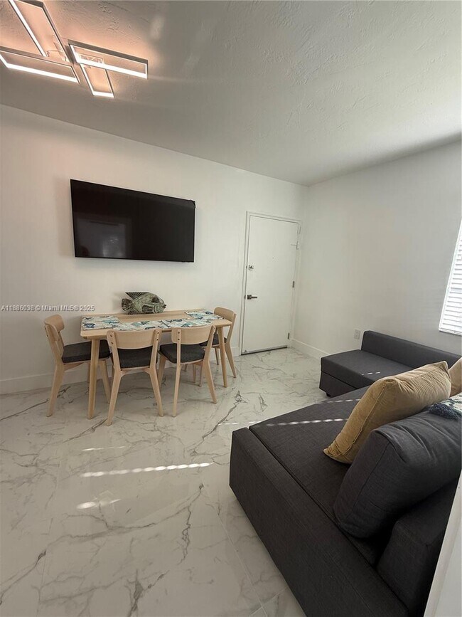 Foto del edificio - 8340 Crespi Blvd