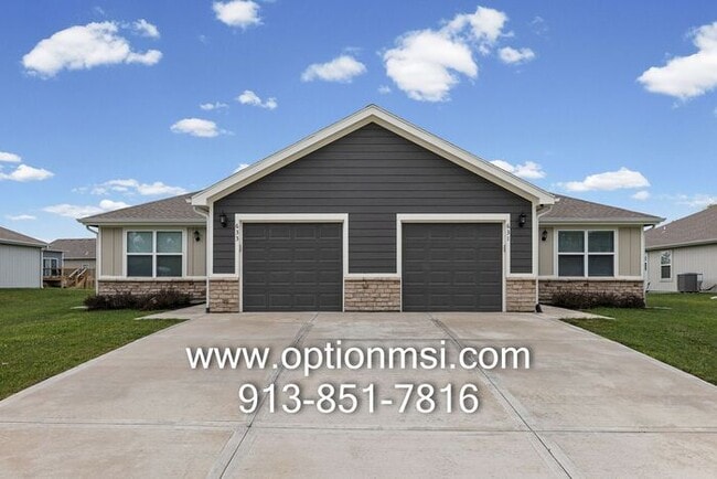 Building Photo - Fresh 3 Bedroom, 2 Bathroom Half Duplex