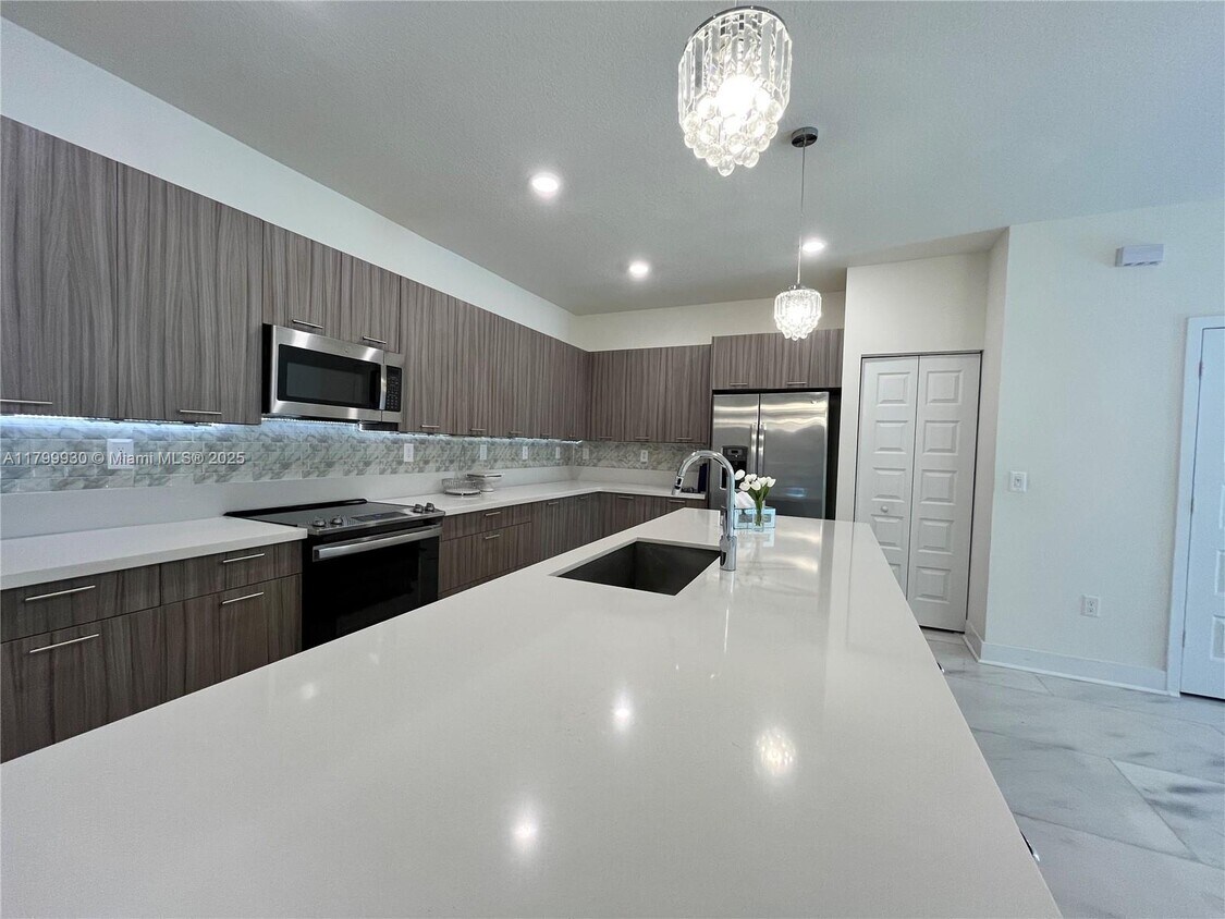 Foto principal - 4745 NW 83rd Pky