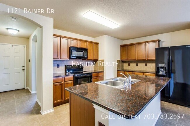 Building Photo - 1121 Rainer Dr