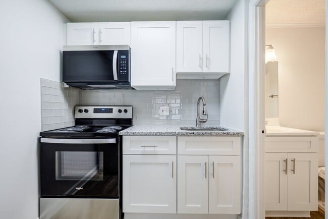 Building Photo - Oakwood Village (FL)