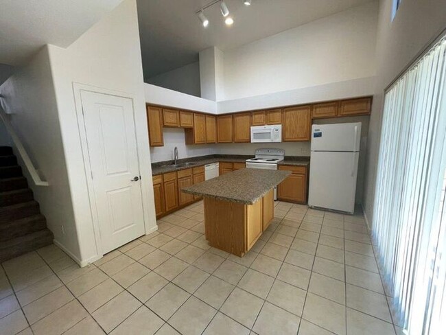 Building Photo - 330 S Farmer Ave