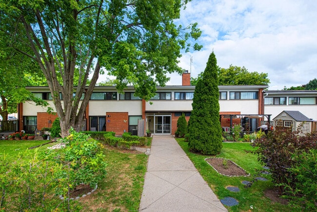 Building Photo - 2055-2057 Barsuda Dr