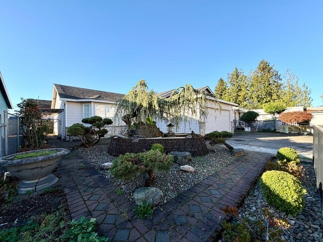Building Photo - Cozy Ranch on Flag Lot~ Gleaming Hardwood ...