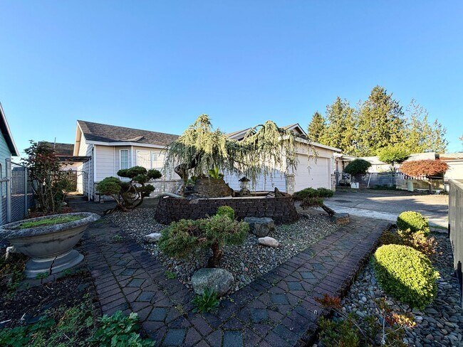 Foto del edificio - Cozy Ranch on Flag Lot~ Gleaming Hardwood ...
