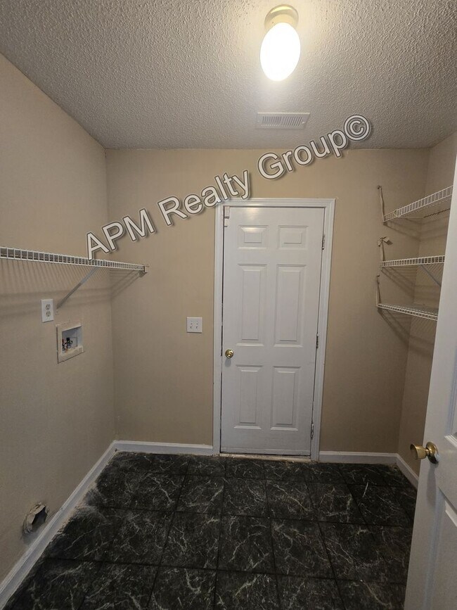 Foto del edificio - Spacious three bedroom home in the Northeast