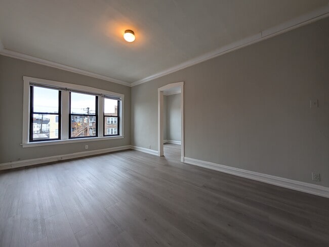 Building Photo - 2234 W Wilson Ave