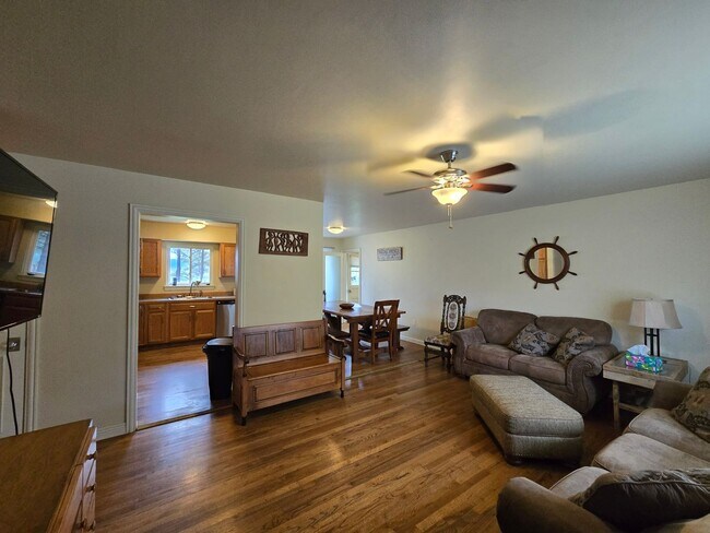 Building Photo - *Fully Furnished 3Bd/1Bath W/Single Car Ga...