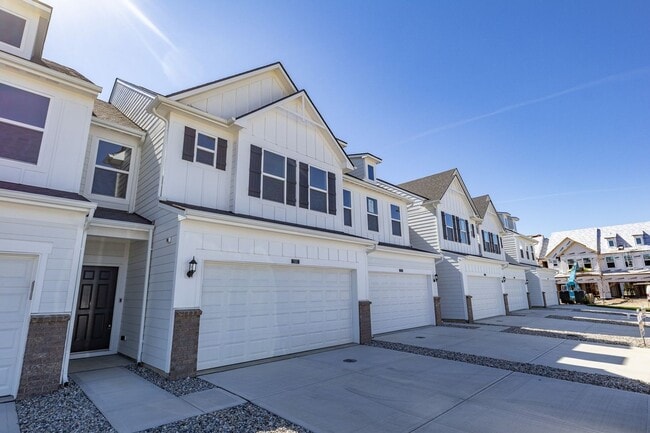 Building Photo - Charming 3BR Townhome in Noblesville
