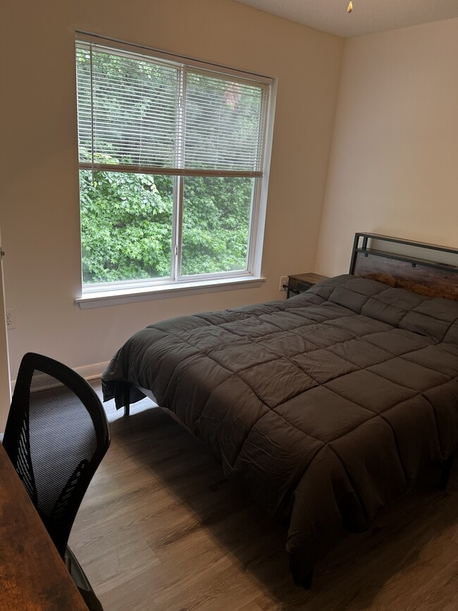 Escritorio y cama con árbol - 1420 Collegiate Cir