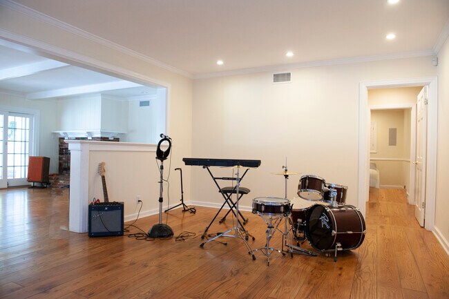 Foto del edificio - 5436 Crebs Ave