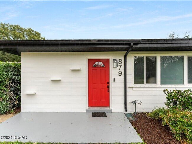Building Photo - 879 Ponderosa Dr