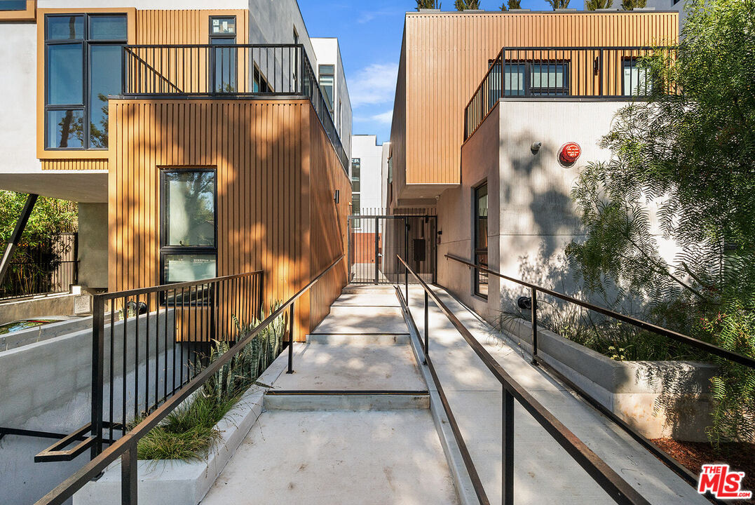 Foto principal - 1016 N Martel Ave