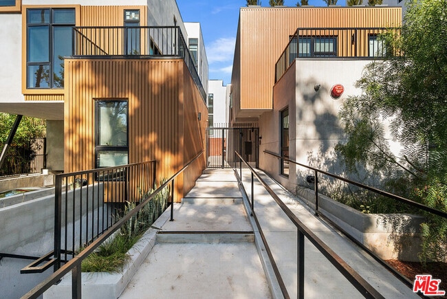 Building Photo - 1016 N Martel Ave
