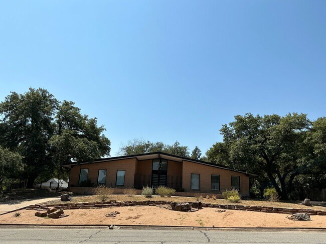 Building Photo - Spacious 3/2.5 Home with Office+Den Neighb...