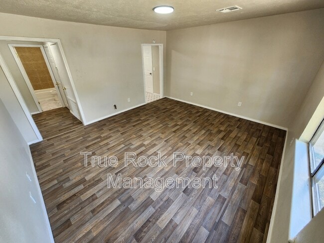 Building Photo - 315 S Cherry Ave