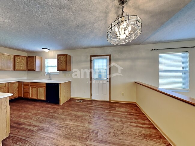 Building Photo - 906 Lakeway Ct E