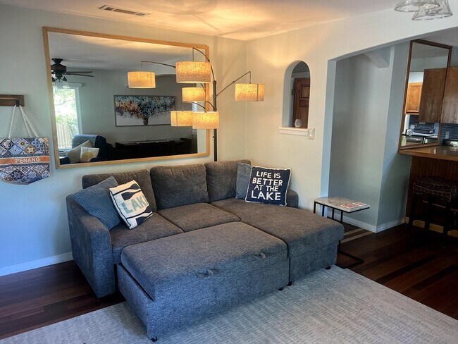 Building Photo - 9900 La Jolla Dr