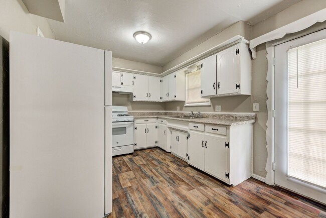 Foto del edificio - 3213 Longridge Rd