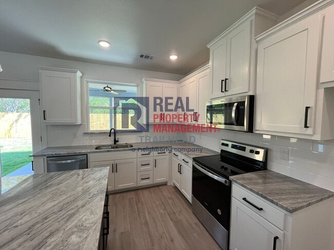 Foto del edificio - Stylish 3 Bed, 2 Bath Home in Gated Lakeside Community!