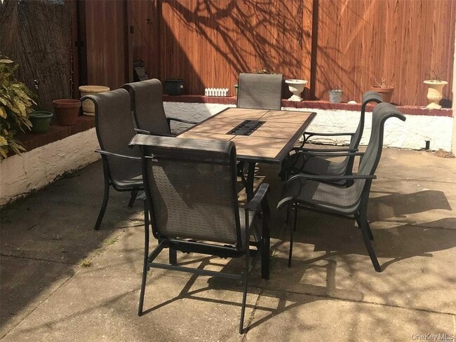 Building Photo - 411 W Walnut St