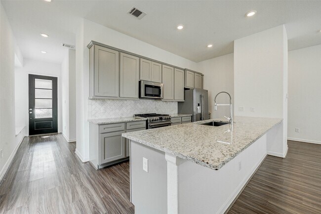 Building Photo - 207 Club Crest Ln