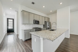 Building Photo - 207 Club Crest Ln