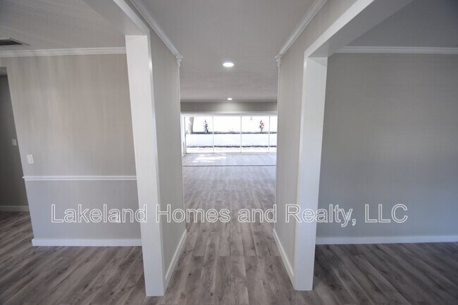 Foto del edificio - 4825 Foxrun Ln