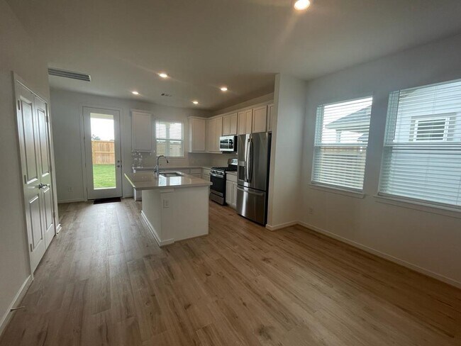 Building Photo - 7126 Clearwater Cv Dr