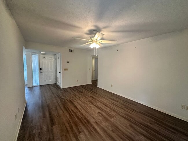 Foto del edificio - Woodhaven 1st Floor end unit