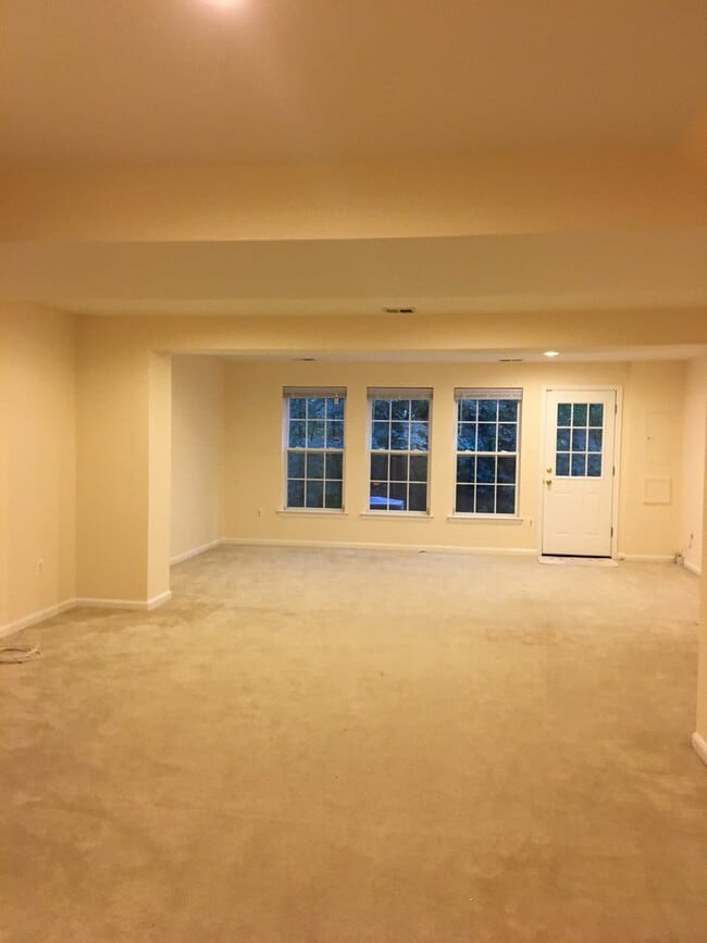 Building Photo - SPACIOUS TOWNHOUSE IN GERMANTOWN