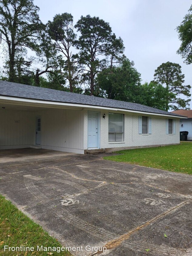 3 br, 1.5 bath House 107 Dewberry Street House Rental in Lafayette