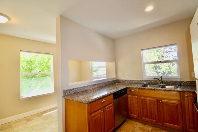 Foto del edificio - Two story unit w/ spiral staircase blocks ...