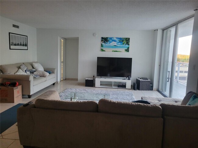 Building Photo - 1300 NE Miami Gardens Dr