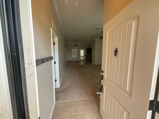 Foto del edificio - 4 bed, 2 bath, 2 car garage, 12-14 person Storm Shelter