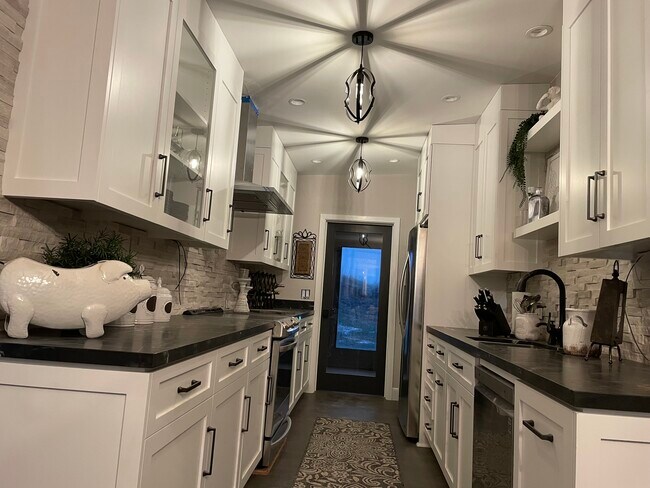 Building Photo - 300 Grace Ln