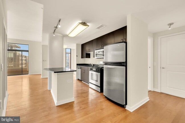 Building Photo - 475 K St NW