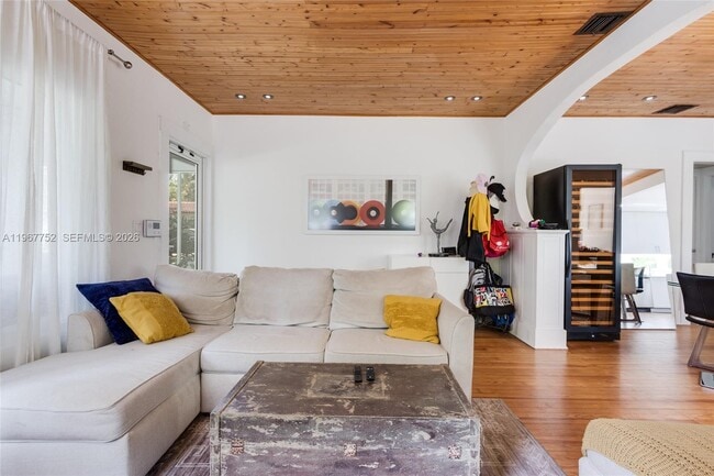 Building Photo - 655 NE 120th St