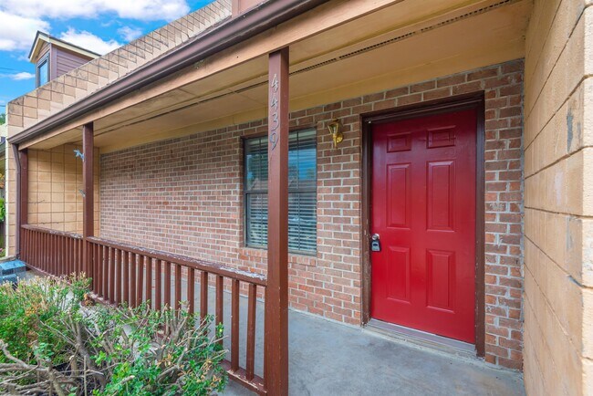 Foto del edificio - 4439 Townhouse Way