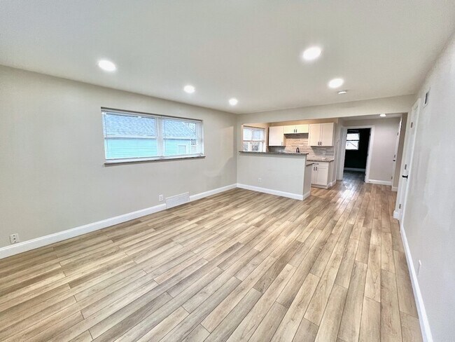 Building Photo - Stunning remodel in HOT Madisonville!