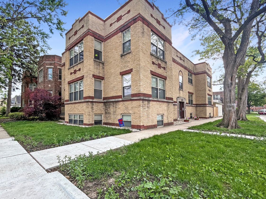 Primary Photo - 6766 N Onarga Ave