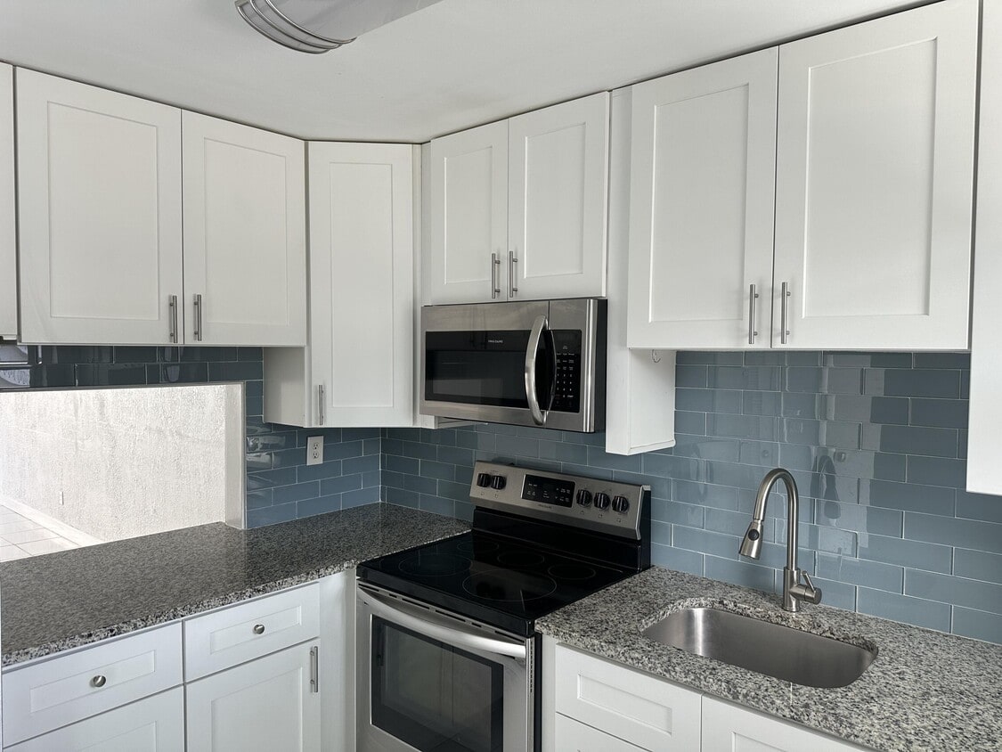 1001 SE 3rd St, Deerfield Beach, FL 33441 Townhome Rentals in